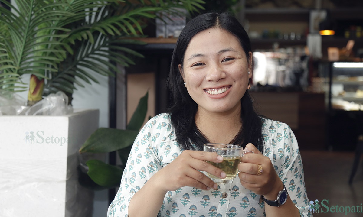 बोजु स्टोरकी सञ्चालक पलिना राई। तस्बिरः नवीनबाबु गुरुङ/सेतोपाटी